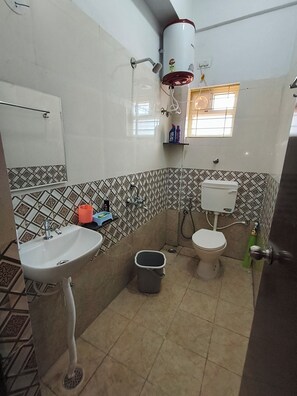 Douche, sèche-cheveux, bidet, serviettes fournies