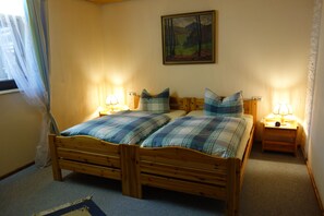 2 bedrooms, iron/ironing board, WiFi, bed sheets - Cozy vacation apartment with pool and large property in Ludwigswinkel (Ludwigswinkel)
