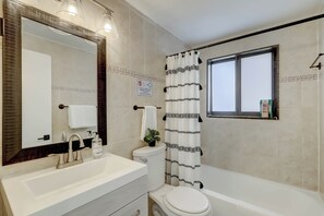ヘアドライヤー、タオル、石鹸、トイレットペーパー