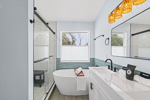 Shower, hair dryer, towels, shampoo - Drift on 14th - Hot tub, Beach, Fire pit (Jacksonville Beach)