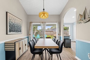 Dining - Drift on 14th - Hot tub, Beach, Fire pit (Jacksonville Beach)