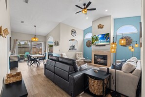 TV, offices - Drift on 14th - Hot tub, Beach, Fire pit (Jacksonville Beach)