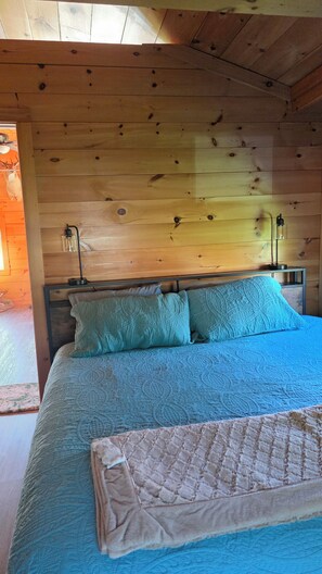 1 bedroom, WiFi, bed sheets - Sportsman's Cabin with Lakeview's and Lake Access. (Colchester)