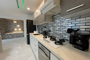 Luxury Apartment | Private kitchen | Microwave, oven, stovetop, cookware/dishes/utensils - Palmetto Beach - ILLUMINATO (Cartagena de Indias)