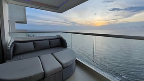 A balcony with a seating area overlooking the sea. - Palmetto Beach - ILLUMINATO (Cartagena)