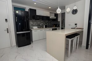 Apartamento de lujo | Cocina privada | Microondas, horno, placa de cocina y utensilios de cocina