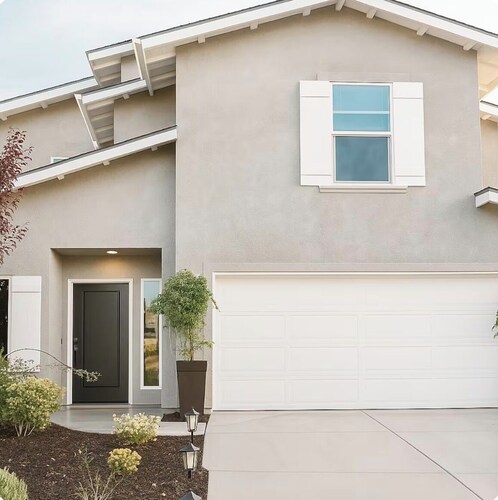 Four bedroom home with Mountain View’s close to town !!