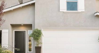 Four bedroom home with Mountain View’s close to town !!