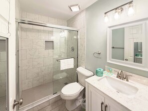 Shower, hair dryer, towels, shampoo - Ocean Breeze - Walk to Beach 3BR Lagoon View Villa (Hilton Head Island)