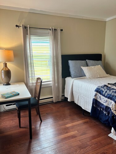Charming 2-bedroom condo with AC in vibrant Cambridge
