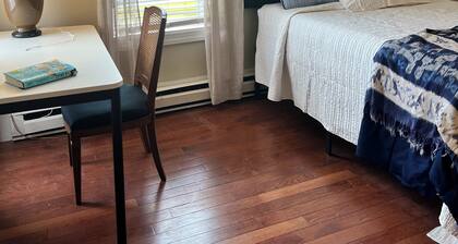 Charming 2-bedroom condo with AC in vibrant Cambridge