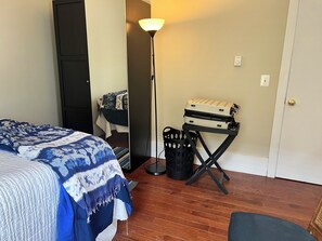 2 bedrooms, internet, bed sheets