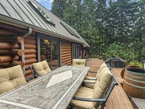 Outdoor dining - Fern Ridge - Hot tub / Sauna / Cold Plunge / Reset (Redmond)