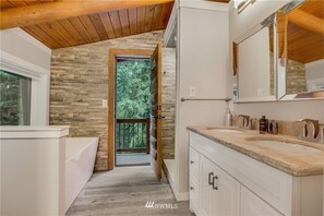 Shower, hair dryer, towels, soap - Fern Ridge - Hot tub / Sauna / Cold Plunge / Reset (Redmond)
