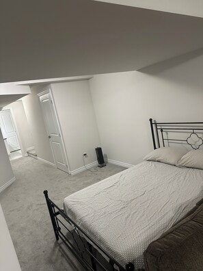 1 habitación, tabla de planchar con plancha, internet y ropa de cama 