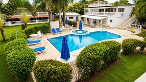 15 outdoor pools, pool umbrellas, pool loungers - Bay City Condos by Linkzup (Sosúa)