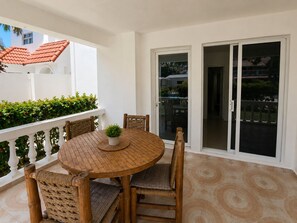 Standard Condo, Pool View | Outdoor dining - Bay City Condos by Linkzup (Sosúa)