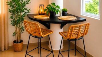 Junior Condo, Courtyard View | In-room dining