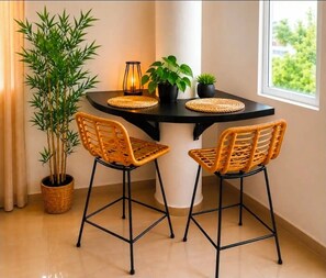 Junior-Apartment, Blick auf den Innenhof | Essbereich im Zimmer
