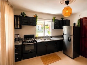 Condo Junior, vue sur la cour intérieure | Cuisine privée | Réfrigérateur grande capacité avec congélateur, four à micro-ondes