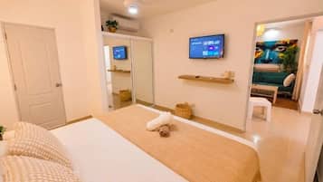 Condo Tiêu chuẩn, ban công | Két bảo mật tại phòng, bàn, khu vực làm việc phù hợp cho laptop
