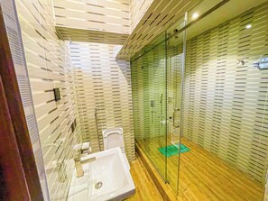 Royal Suite | Bathroom | Soap, shampoo, toilet paper - Julicis Hotels and Suites (Lagos)