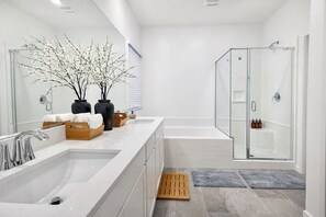 Hair dryer, towels, soap, toilet paper - Lux Stay 3BR 4B•10 min Airport•15 min Sphere/LVCC (Las Vegas)