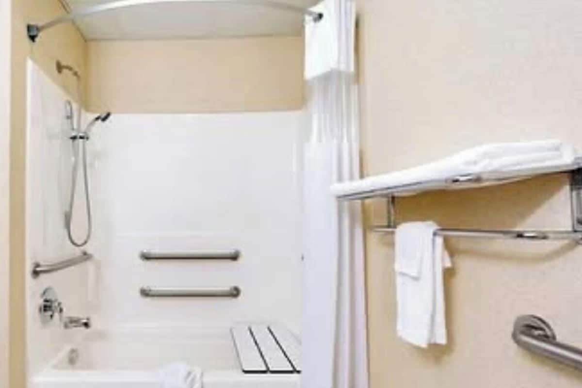 Basic Double Room | Accessible bathroom