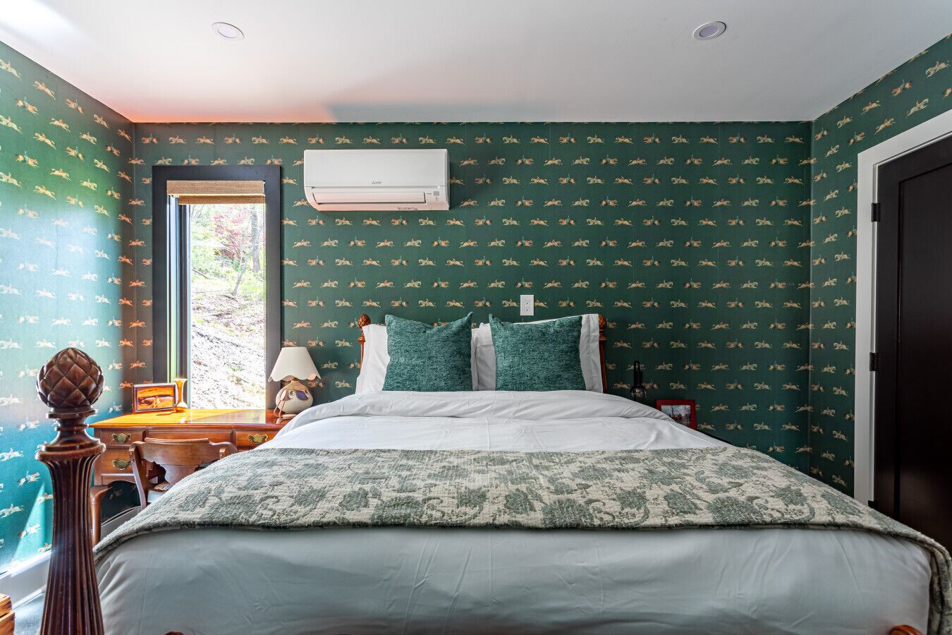Desk, travel crib, WiFi, bed sheets