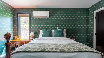 Desk, travel crib, WiFi, bed sheets