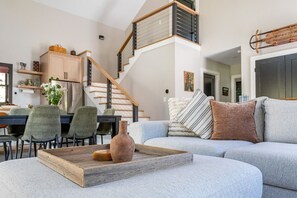 Televisión, chimenea y libros 