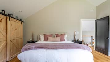 Desk, travel cot, WiFi, bed sheets