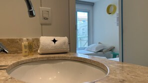 Shower, towels, soap, toilet paper - Vrbo Property (Aquiraz)
