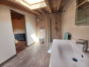 Haartrockner, Handtücher, Seife, Toilettenpapier