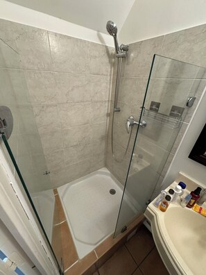 Shower, hair dryer, towels, soap - Vrbo Property (Sainte-Luce)