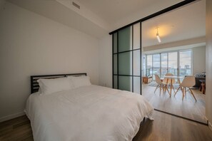 Iron/ironing board, WiFi, bed sheets - Condo in the heart of Westboro (Ottawa)