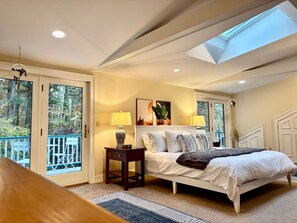 Desk, iron/ironing board, travel cot, WiFi - Skylights & Tides King Studio - Kittery/Portsmouth (Eliot)