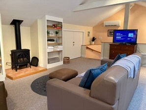 Televisión, chimenea y estéreo 