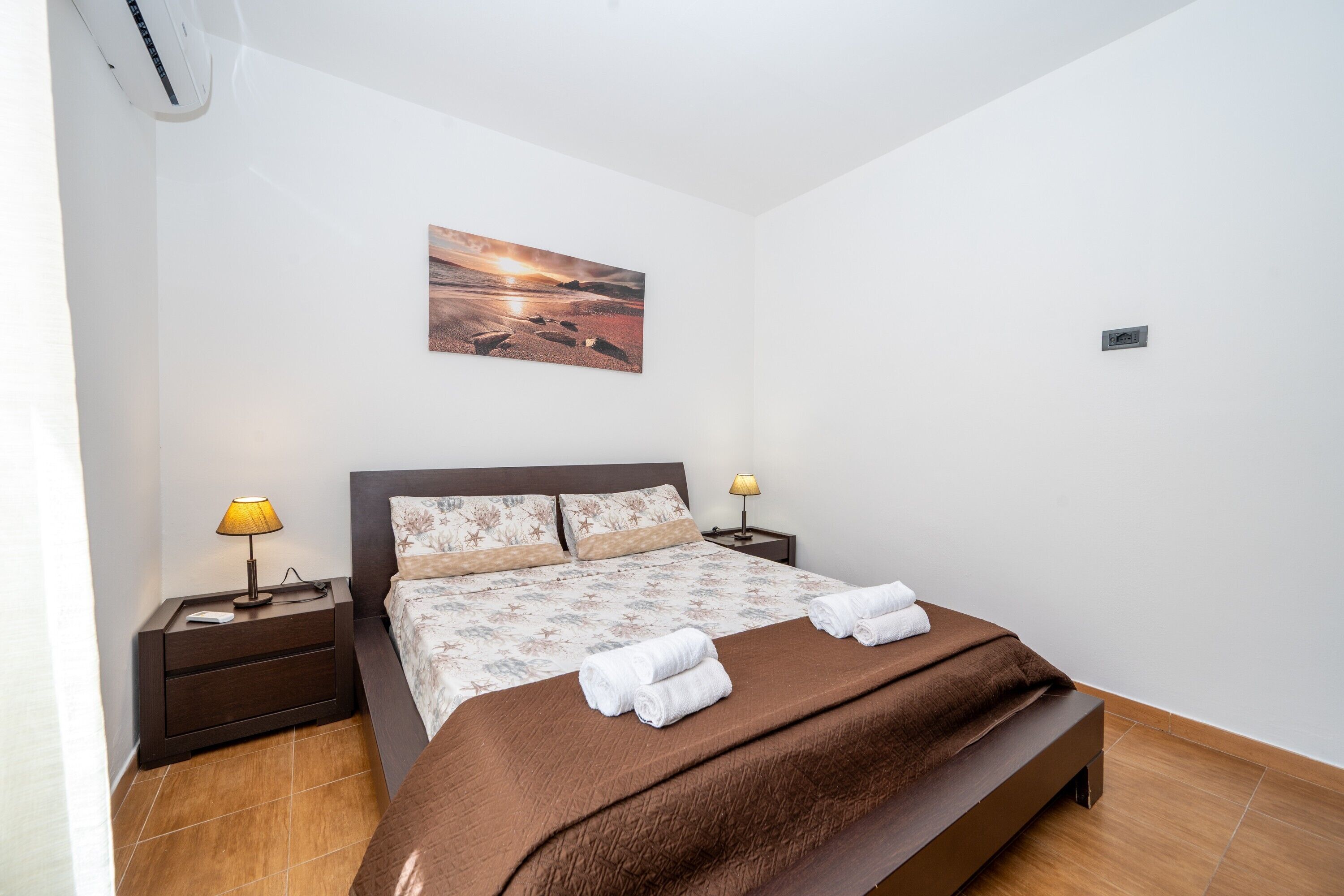 Iron/ironing board, bed sheets