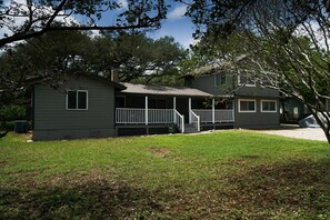 Exterior - Cozy 2 bedroom house in quaint Buda with outdoor charm (Buda)