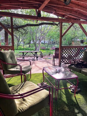 Outdoor dining - Cozy 2 bedroom house in quaint Buda with outdoor charm (Buda)