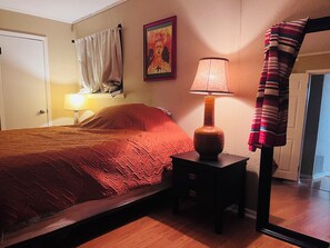 2 bedrooms, iron/ironing board, free WiFi, bed sheets - Cozy 2 bedroom house in quaint Buda with outdoor charm (Buda)