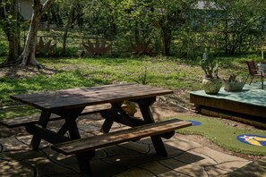 Outdoor dining - Cozy 2 bedroom house in quaint Buda with outdoor charm (Buda)