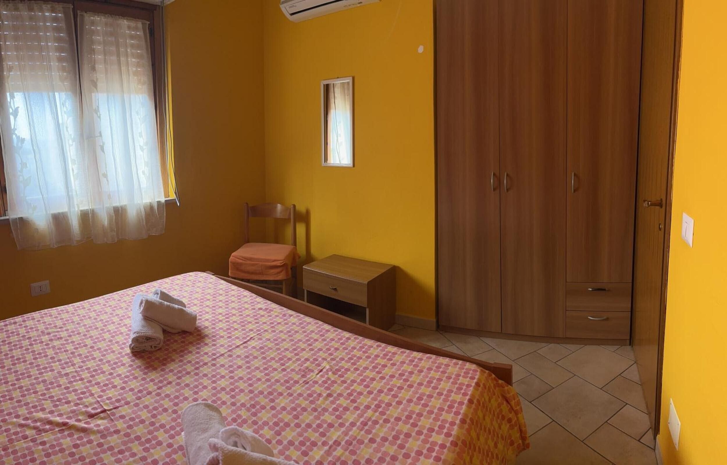 Tabla de planchar con plancha y ropa de cama