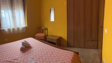 Tabla de planchar con plancha y ropa de cama