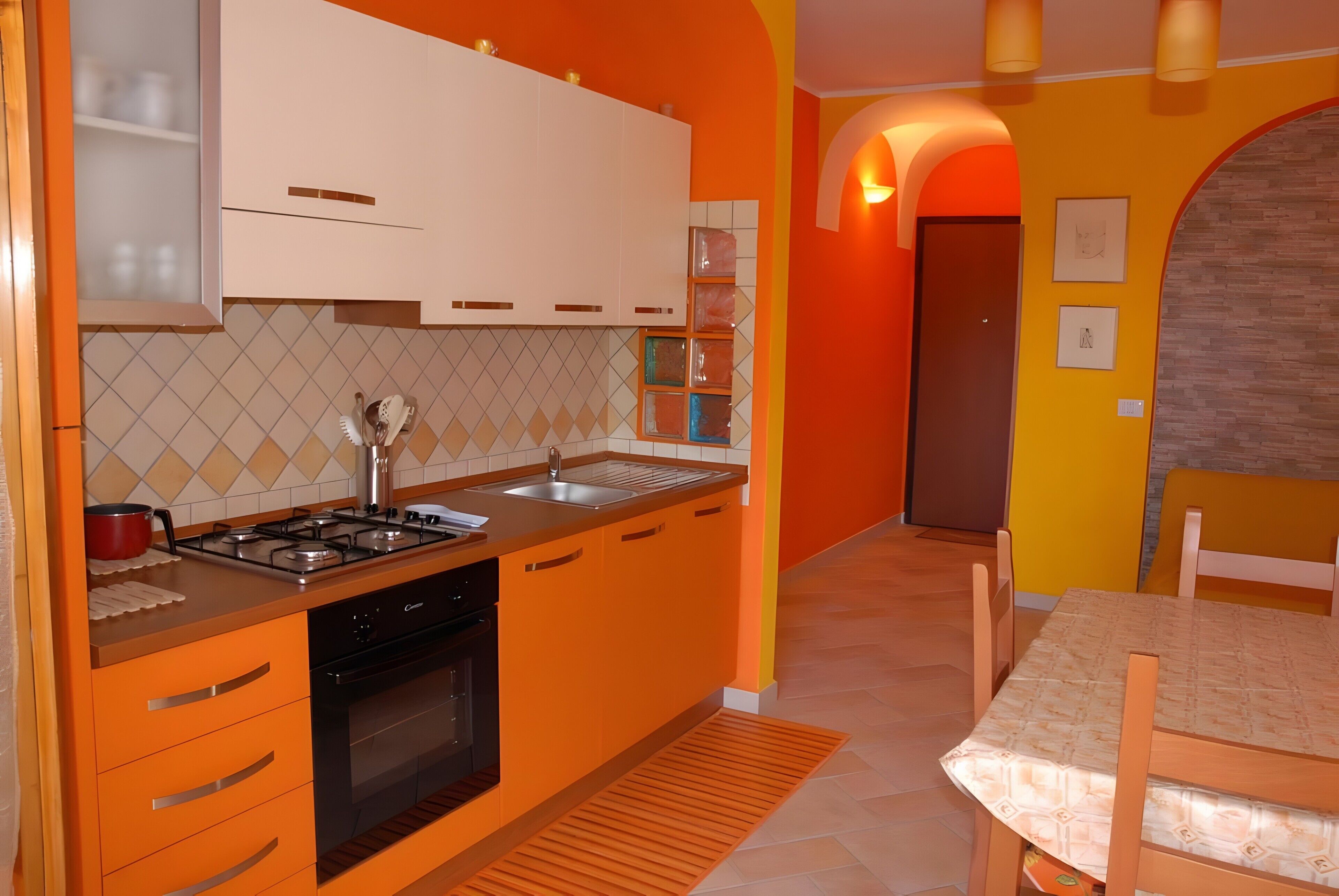 Refrigerador, horno, placa de cocina, utensilios de cocina