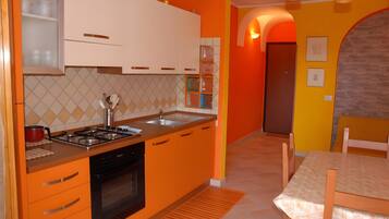 Refrigerador, horno, placa de cocina, utensilios de cocina