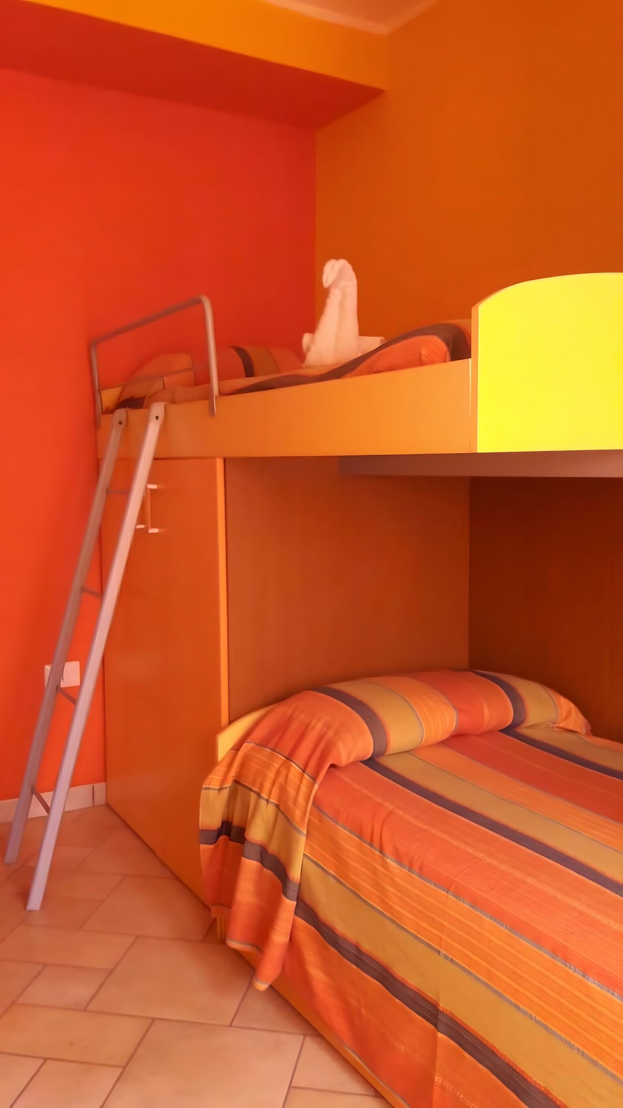 Iron/ironing board, bed sheets