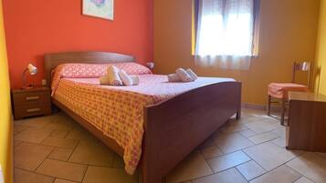 Iron/ironing board, bed sheets