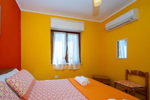 Tabla de planchar con plancha y ropa de cama 